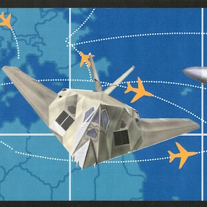 Può includere: Illustrazione di un bombardiere stealth con icone di aeroplani arancioni e linee bianche tratteggiate su uno sfondo di mappa blu. Il bombardiere è grigio e ha un design angolare unico. Il tema generale è l'aviazione e i viaggi.