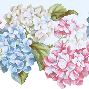Pode incluir: Um conjunto de três canecas de cerâmica com esmalte creme salpicado. Cada caneca apresenta um design pintado à mão diferente: uma folha azul e verde, uma flor amarela e uma baga vermelha. As canecas têm uma forma simples e arredondada.