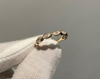 Alianza de boda con diamantes de talla marquesa, anillo de diamantes engastados en bisel, anillo apilable, anillo minimalista de oro, alianza de aniversario