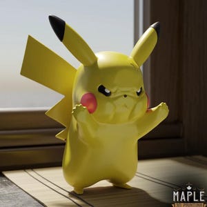 Könnte beinhalten: Gelbe Pikachu-Figur mit grimmigem Gesichtsausdruck, roten Wangen und schwarzspitzigen Ohren. Die Figur hat die Arme erhoben und steht auf einer Bambusmatte. Das Logo von Maple 3D Printing ist sichtbar.