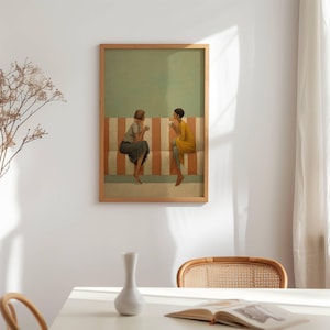Moderne Freundschaft Poster | Zwei Frauen, gestreiftes Sofa, salbeigrün & rot (Digitaler Download)