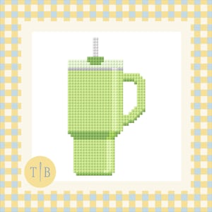 Könnte beinhalten: Ein Kreuzstichmuster im Pixel-Art-Stil, das einen hellgrünen Becher mit Henkel, einem weißen Deckel und einem Strohhalm zeigt. Das Design hat eine gitterartige Textur und ist auf einem weißen Hintergrund mit gelb-blauem Karomusterrahmen zentriert.