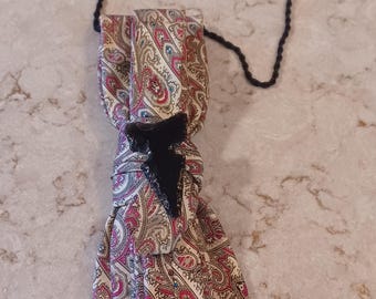 Collar con corbata hecho a mano y broche de punta de flecha negra