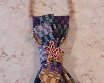 Collar con corbata hecho a mano y broche floral multicolor