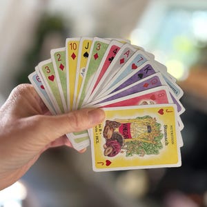 Puede incluir: Un juego de tres tazas de cerámica con un acabado moteado y mate. Las tazas son de color crema, gris claro y gris oscuro. Cada taza tiene un diseño simple y minimalista.