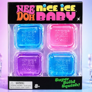 Puede incluir: Un juego de cuatro juguetes Nee Doh Baby de colores. Los colores son azul, rosa, morado y azul. La caja tiene el texto "Nee Nice Ice Doh Baby" y "Super Solid Squish!". El producto es para mayores de 3 años.