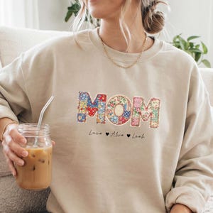 Personalisiertes Patchwork Mama Sweatshirt mit Wunsch-Namen | Boho Mom | Muttertag Geschenk | Cozy Mom Life Sweater | New Mom Geschenk