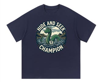 ネス湖の怪物かくれんぼチャンピオン - エッセンシャルコットンTシャツ