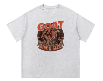 ビッグフットかくれんぼGOAT - エッセンシャルコットンTシャツ