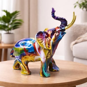 Peut inclure: Une figurine d'éléphant colorée avec une trompe levée et des défenses dorées. L'éléphant est peint avec un mélange de couleurs vives, dont le bleu, le jaune, le rouge et le vert. Cet objet décoratif est une pièce unique pour la maison.