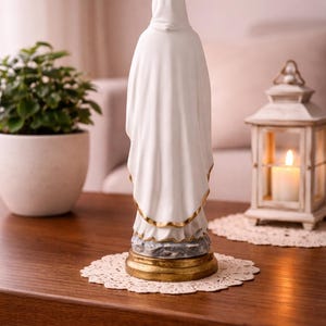 K&ouml;nnte beinhalten: Ein Satz von drei Keramik-Nistschalen in Blau-, Gr&uuml;n- und Wei&szlig;t&ouml;nen. Die Schalen haben eine gesprenkelte Glasur und ein schlichtes, modernes Design. Die gr&ouml;&szlig;te Schale hat einen Durchmesser von etwa 15 cm.