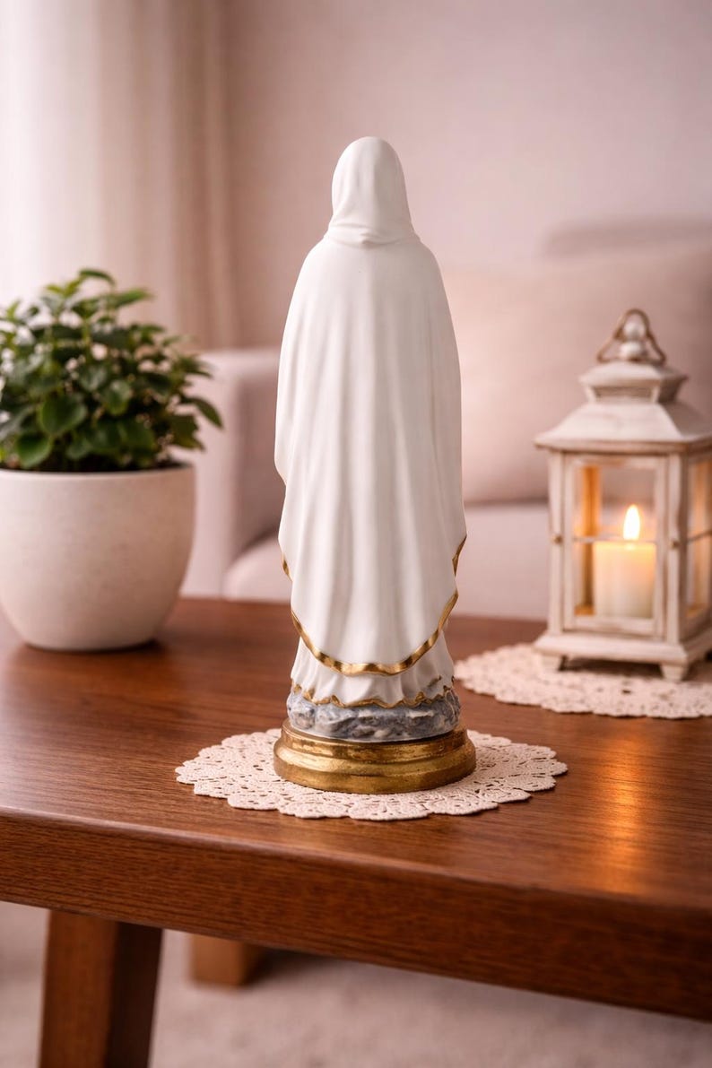 K&ouml;nnte beinhalten: Ein Satz von drei Keramik-Nistschalen in Blau-, Gr&uuml;n- und Wei&szlig;t&ouml;nen. Die Schalen haben eine gesprenkelte Glasur und ein schlichtes, modernes Design. Die gr&ouml;&szlig;te Schale hat einen Durchmesser von etwa 15 cm.