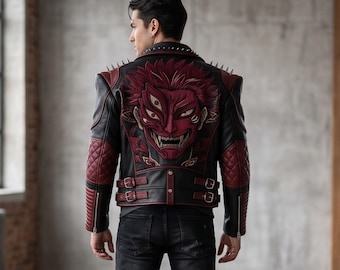Demon Oni leren bikerjack heren: zwart karmozijnrood motorjack met metalen spikes, gewatteerde mouwen en anime Demon-kunst op de achterkant, custom punkjack