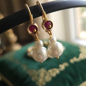 Pendientes colgantes artesanales de perlas y rubíes indios, joyería étnica chapada en oro.