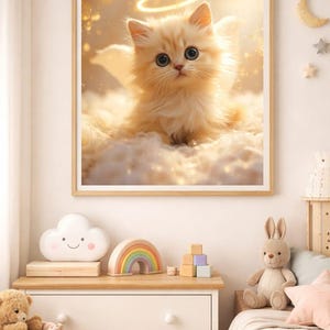 Op de afbeelding: Een ingelijste print met een pluizig, lichtoranje katje met engelen vleugels en een halo. Het katje staat tegen een zachte, gloeiende achtergrond, waardoor een grillige en engelachtige scène ontstaat. Het kunstwerk wordt weergegeven in een lichtgekleurde houten lijst.