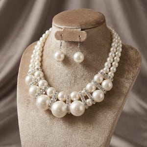 Peut inclure: Ensemble de trois mugs en céramique avec une finition mate et mouchetée. Les mugs sont de couleur crème, gris clair et gris foncé. Chaque mug a un design simple et minimaliste, parfait pour le café ou le thé.