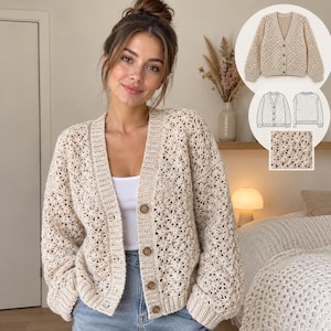 Könnte beinhalten: Eine beige Häkelstrickjacke mit V-Ausschnitt, langen Ärmeln und einer Knopfleiste auf der Vorderseite. Das Kleidungsstück zeigt ein komplexes, blumenartiges Lochmuster sowie gerippte Abschlüsse an den Ärmelbündchen, am Saum und an der Knopfleiste.