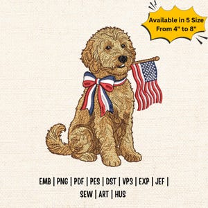 Può includere: Design ricamato di un cane golden doodle che tiene in bocca una piccola bandiera americana. Il cane indossa un fiocco rosso, bianco e blu. Il testo recita "Disponibile in 5 misure da 10 cm a 20 cm".