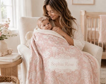 Couverture pour bébé personnalisée avec nom, jeté sherpa floral rose vintage personnalisé, décoration de chambre de bébé coquette rose poudré, cadeau de baby shower pour fille