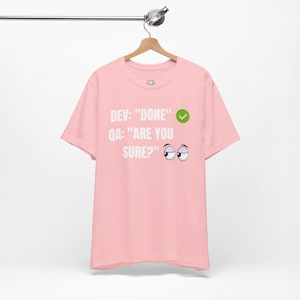 Camiseta "Desenvolvedor Concluído - Controle de Qualidade: Tem Certeza?", Camiseta engraçada "Desenvolvedor vs. Testador", Camiseta de Engenheiro de Controle de Qualidade, Camiseta com humor de programador, Presente para Testador de Software