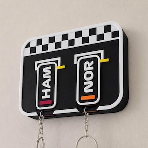 F1 Grid nyckelringshållare | 2 nyckelringar ingår | Anpassad design med initialer/nummer och tidsskärm