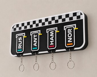 Juego de llaveros inspirados en la F1 / 4 llaveros / Lista completa de pilotos de F1 de 2026 disponible / Iniciales/números personalizados / Diseño de pantalla de cronometraje