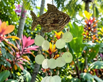Campana de viento con forma de pez hecha de madera flotante y conchas de capiz / Decoración costera playera / Adorno náutico colgante hecho a mano / Campana de jardín tropical / Regalo inspirado en el océano