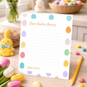 Puede incluir: Un bloc de notas blanco con el texto "Querido Conejo de Pascua" y "¡Felices Pascuas!" está rodeado de huevos coloridos y un lápiz amarillo. Un conejito de peluche, tulipanes y una cesta de huevos también son visibles.