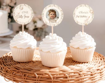 Cupcakeversiering met één grappige gans, decoratie voor de eerste verjaardag van een meisje, gans-thema feestdecoratie, bewerkbaar en printbaar op Canva.