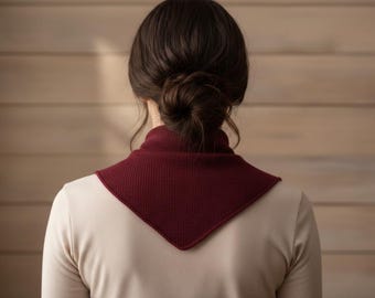 Modello per sciarpa a bandana bordeaux da lavorare a maglia, foulard triangolare facile per principianti (download PDF)