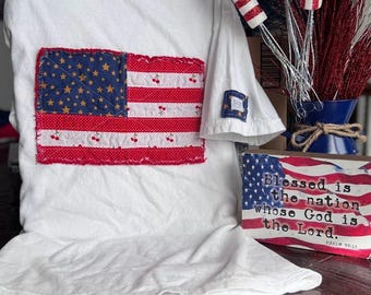 Camiseta con la bandera estadounidense acolchada con retazos hecha a mano – Camiseta Comfort Colors en rojo, blanco y azul