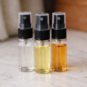 Puede incluir: Un juego de tres tazas de cerámica con un acabado mate moteado. Las tazas son en tonos crema, gris claro y gris oscuro. Cada taza tiene un diseño simple y minimalista, ideal para café o té.