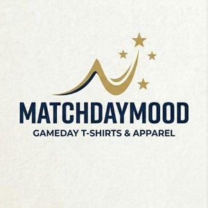 Pu&ograve; includere: Un logo che presenta una lettera N stilizzata in oro e blu scuro con quattro stelle dorate sopra. Sotto la grafica, il testo MATCHDAYMOOD &egrave; stampato in lettere maiuscole blu scuro, seguito dal testo GAMEDAY T-SHIRTS & APPAREL in caratteri pi&ugrave; piccoli.
