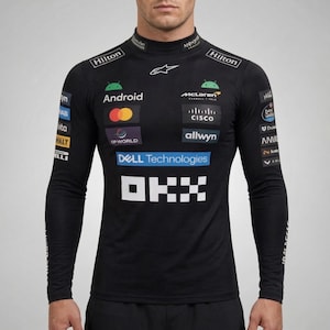 Könnte beinhalten: Schwarzes Langarmshirt mit Stehkragen. Das Shirt zeigt mehrere Sponsorenlogos, darunter "Android", "McLaren", "Hilton" und "Dell Technologies". Das Design beinhaltet ein weißes und schwarzes Schachbrettmuster.