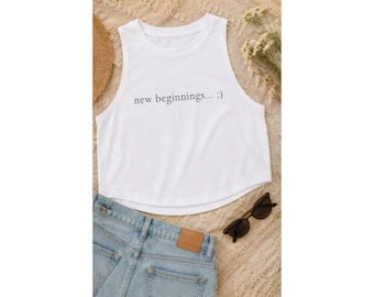 Neue Anfänge Tank Top | Damen Crop Top, minimalistischer Text, Smiley zurück