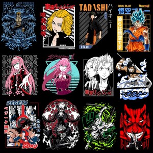 Puede incluir: Una colecci&oacute;n de dise&ntilde;os gr&aacute;ficos con tem&aacute;tica de anime sobre un fondo negro. Los dise&ntilde;os presentan personajes de series de anime populares, con colores llamativos y obras de arte estilizadas. Los elementos de texto incluyen caracteres japoneses y frases en ingl&eacute;s.
