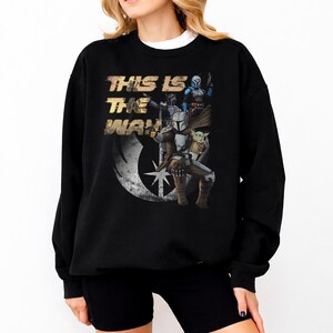 Camiseta retro de Star Wars, camiseta de Star Wars Mandalorian, camiseta de Star Wars This Is The Way, viaje a Galaxy's Edge, Magic Kingdom, viaje familiar a Disney imagen 5