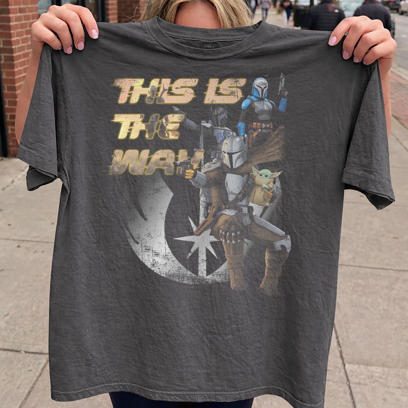 Camiseta retro de Star Wars, camiseta de Star Wars Mandalorian, camiseta de Star Wars This Is The Way, viaje a Galaxy's Edge, Magic Kingdom, viaje familiar a Disney imagen 2
