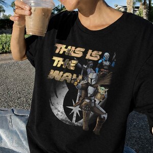 Camiseta retro de Star Wars, camiseta de Star Wars Mandalorian, camiseta de Star Wars This Is The Way, viaje a Galaxy's Edge, Magic Kingdom, viaje familiar a Disney imagen 4