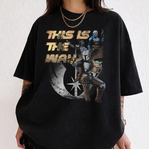 Camiseta retro de Star Wars, camiseta de Star Wars Mandalorian, camiseta de Star Wars This Is The Way, viaje a Galaxy's Edge, Magic Kingdom, viaje familiar a Disney imagen 3
