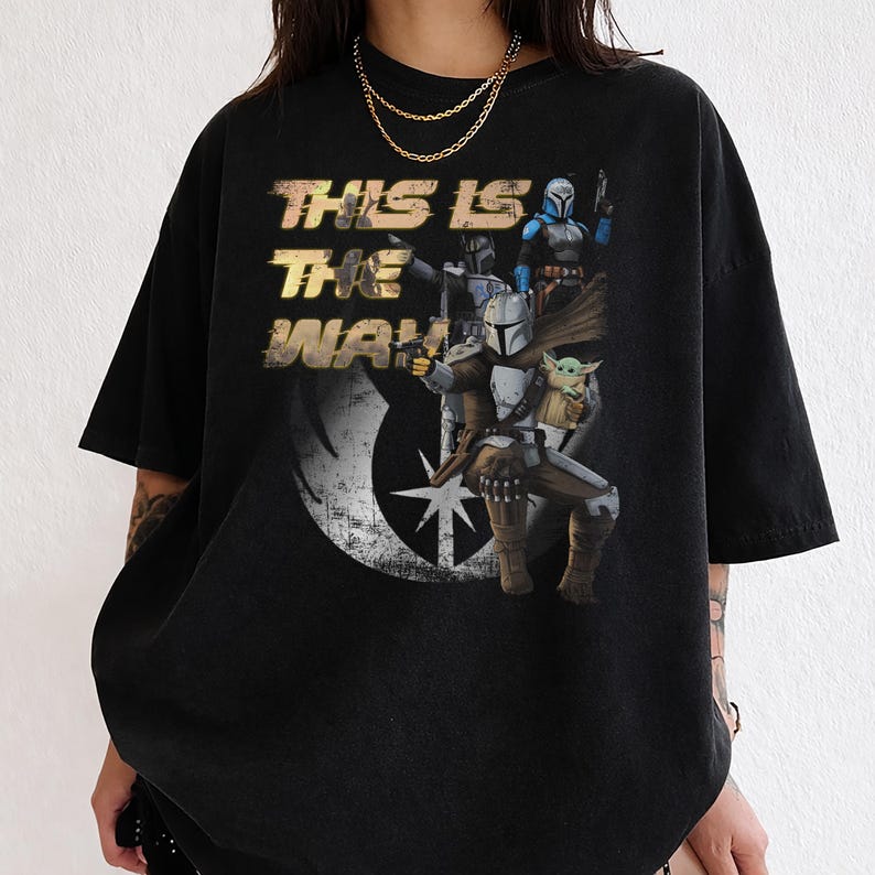 Camiseta retro de Star Wars, camiseta de Star Wars Mandalorian, camiseta de Star Wars This Is The Way, viaje a Galaxy's Edge, Magic Kingdom, viaje familiar a Disney imagen 3