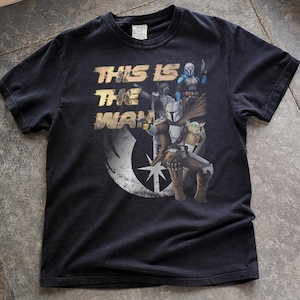 Camiseta retro de Star Wars, camiseta de Star Wars Mandalorian, camiseta de Star Wars This Is The Way, viaje a Galaxy's Edge, Magic Kingdom, viaje familiar a Disney imagen 1