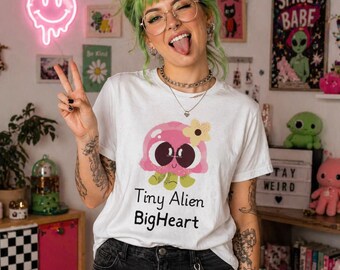 Tiny Alien Big Heart Graphic Tee – Kawaii konstig tjej-T-shirt