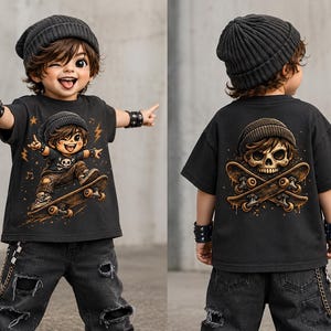 Pode incluir: T-shirt preto com design de skater de desenho animado. A frente mostra um skater com gorro e skate, com uma caveira e ossos cruzados. A parte de trás apresenta uma caveira e skates cruzados. A criança usa jeans pretos rasgados e um gorro preto.