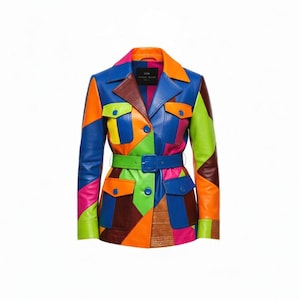 Puede incluir: Un juego de tres tazas de cerámica con acabado mate moteado. Las tazas son de color crema, gris claro y gris oscuro. Cada taza tiene un diseño simple y minimalista.