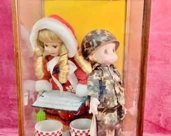 Precious Moments “Navidad alrededor del mundo” Melody Anne y "Estoy orgulloso de ser estadounidense" Marine