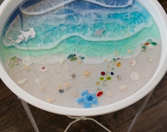 Mesita auxiliar de resina con diseño oceánico de 33 cm (13 pulgadas). Altura: 51 cm (20 pulgadas).