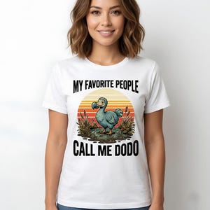 Mis personas favoritas me llaman Dodo, Divertido gráfico retro de un pájaro Dodo al atardecer, Lindo pájaro extinto, Arte de la vida silvestre,