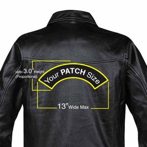 Può includere: Il retro di una giacca in pelle nera con un contorno grafico giallo che indica l'area per una toppa. Il testo recita Your PATCH Size, con linee di misurazione che indicano fino a 7,62 cm di altezza e 33,02 cm di larghezza massima.
