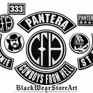 Peut inclure: Un ensemble d'écussons brodés en noir et blanc représentant le logo Pantera, le monogramme CFH et des portraits de membres du groupe. Les écussons incluent le texte 333, Pantera, St. Vinnie, St. Dime et Cowboys From Hell, avec BlackWearStoreArt en bas.